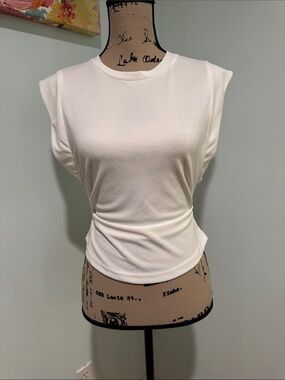 Del Ra size small White Sleeveless Crewneck Top